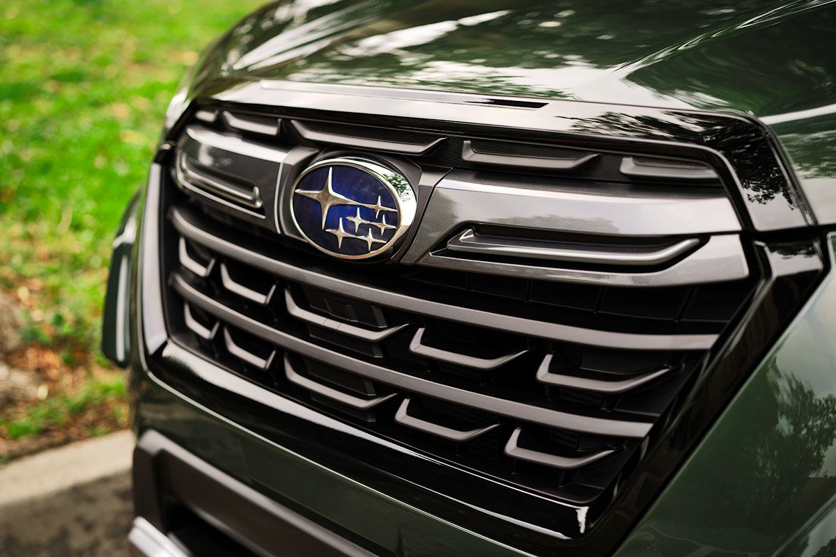 Um Subaru estacionado, com o foco em sua parte da frente