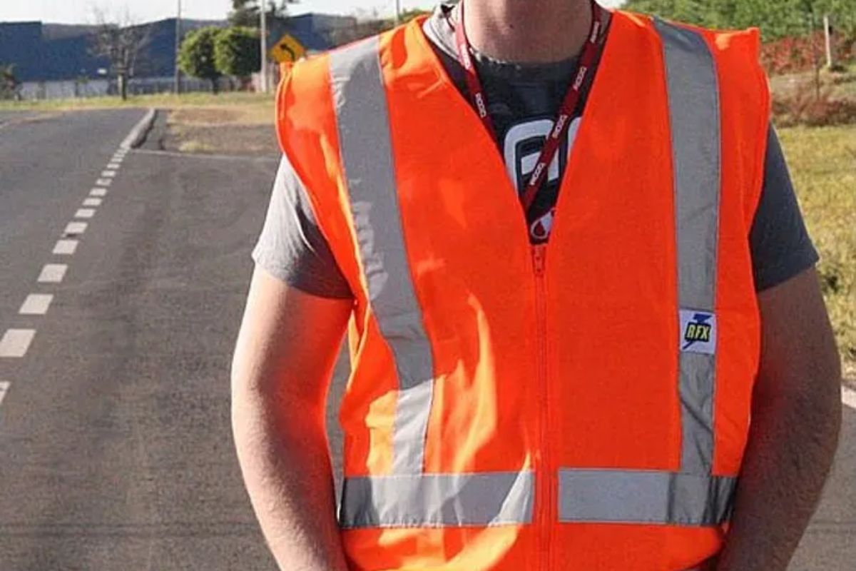 Um homem com colete refletivo