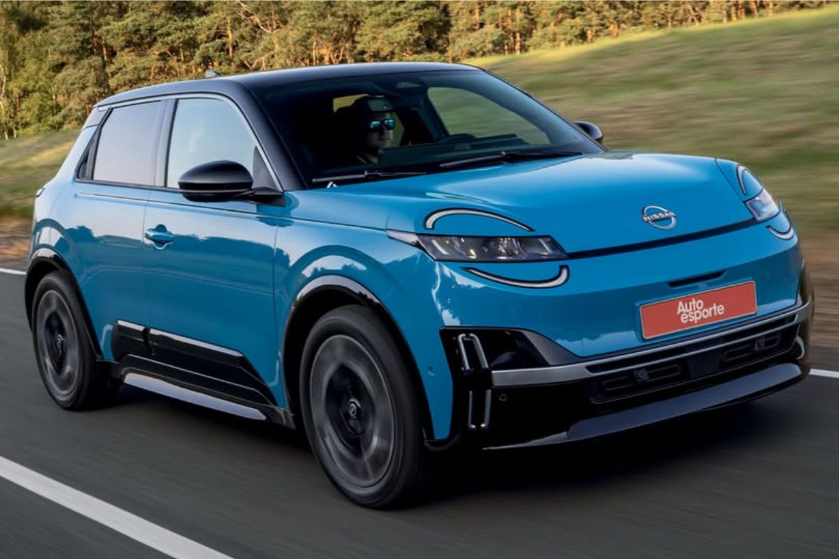 Nissan March elétrico azul em uma estrada