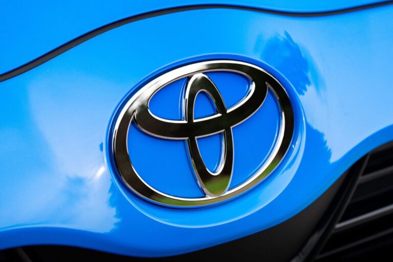 Logo da Toyota em um carro