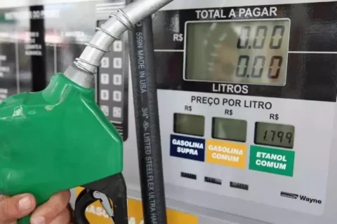 Motoristas correm para postos de combustíveis com medo de desabastecimento