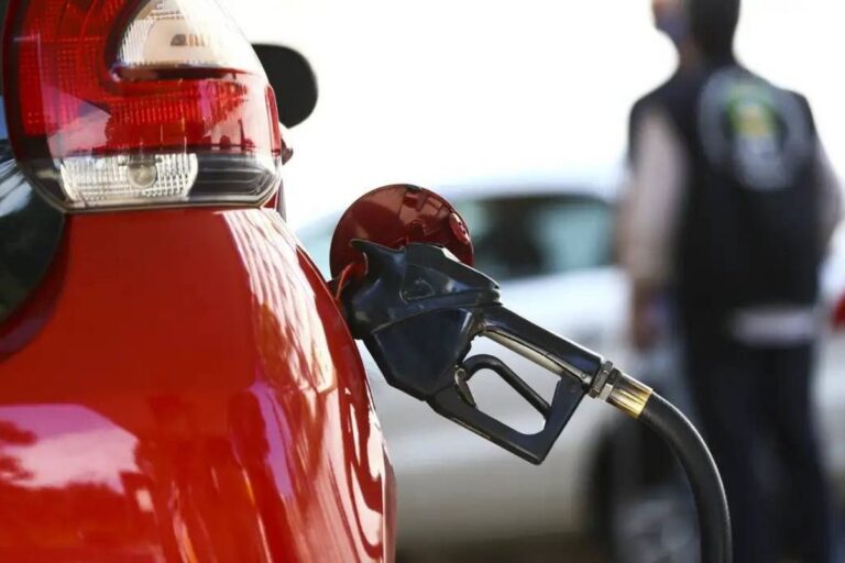 Carro abastecendo gasolina no posto