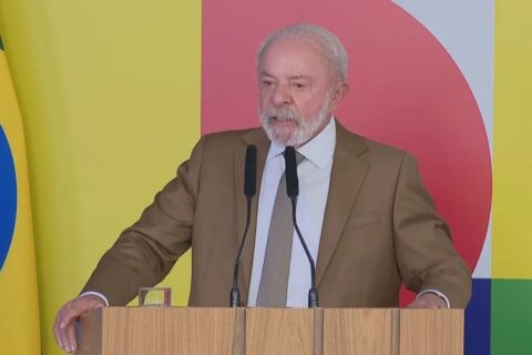 Combustíveis sobem e Lula aponta responsáveis: “tiram proveito da desgraça”