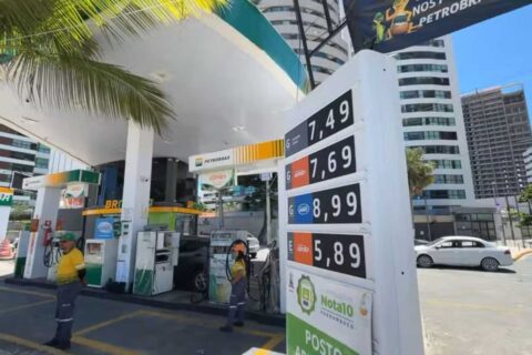Gasolina no governo Lula chega a R$ 7,50 e encosta no valor da era Bolsonaro