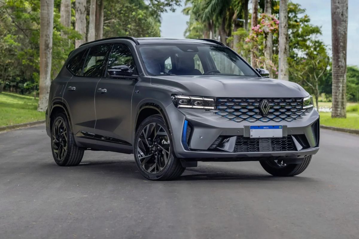 Renault lança híbrido e Jeep devolve com R$ 35 mil de desconto no Commander