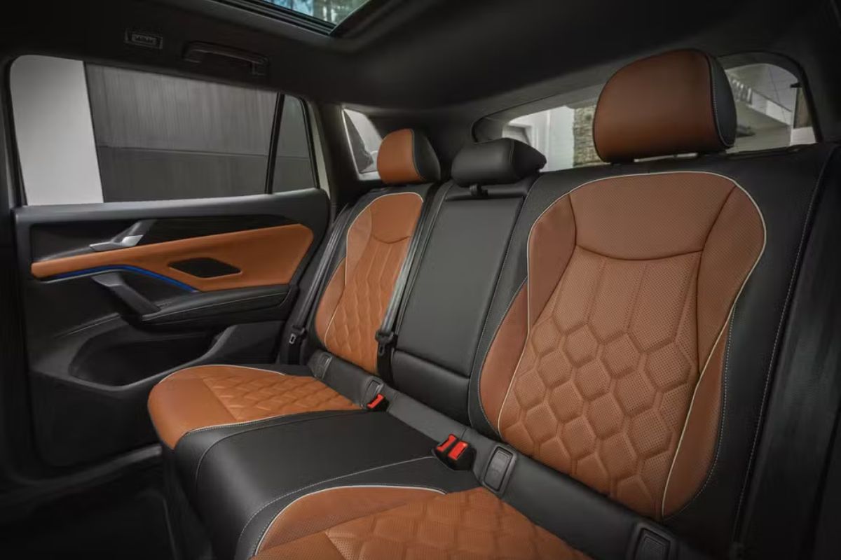 Interior do VW Tiguan (foco no banco traseiro)