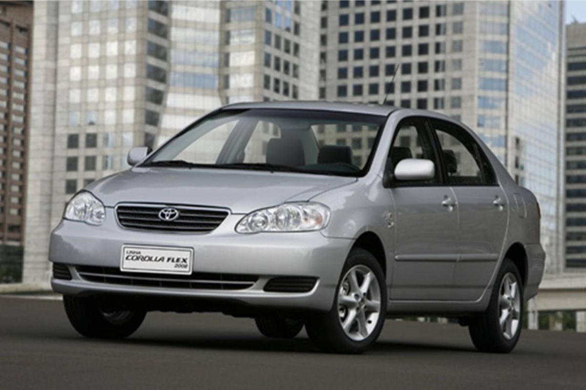 Corolla 2006 estacionado