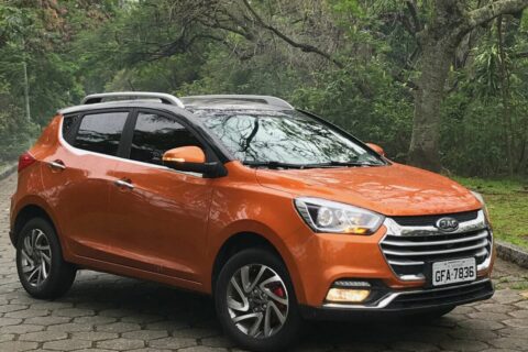 SUV de R$ 45 mil faz 15 km/l e tem 450 litros no porta-malas