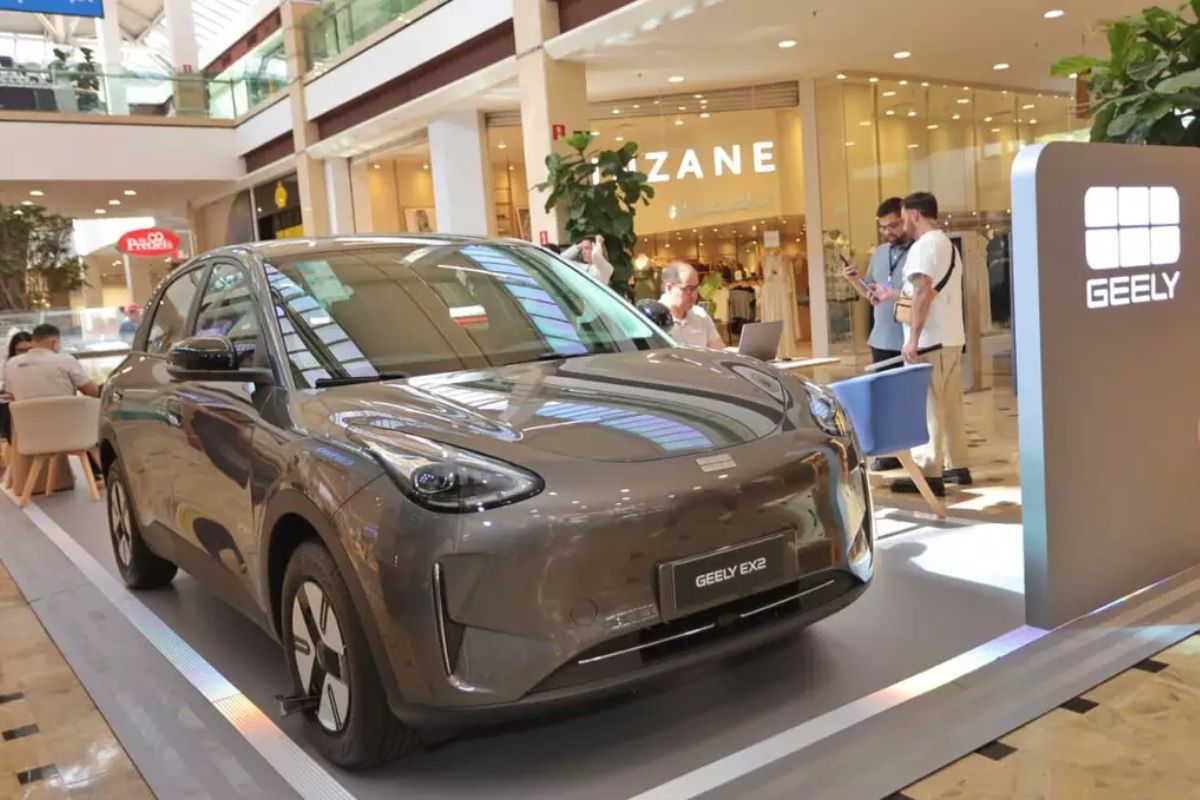 Geely EX2 no interior de uma loja
