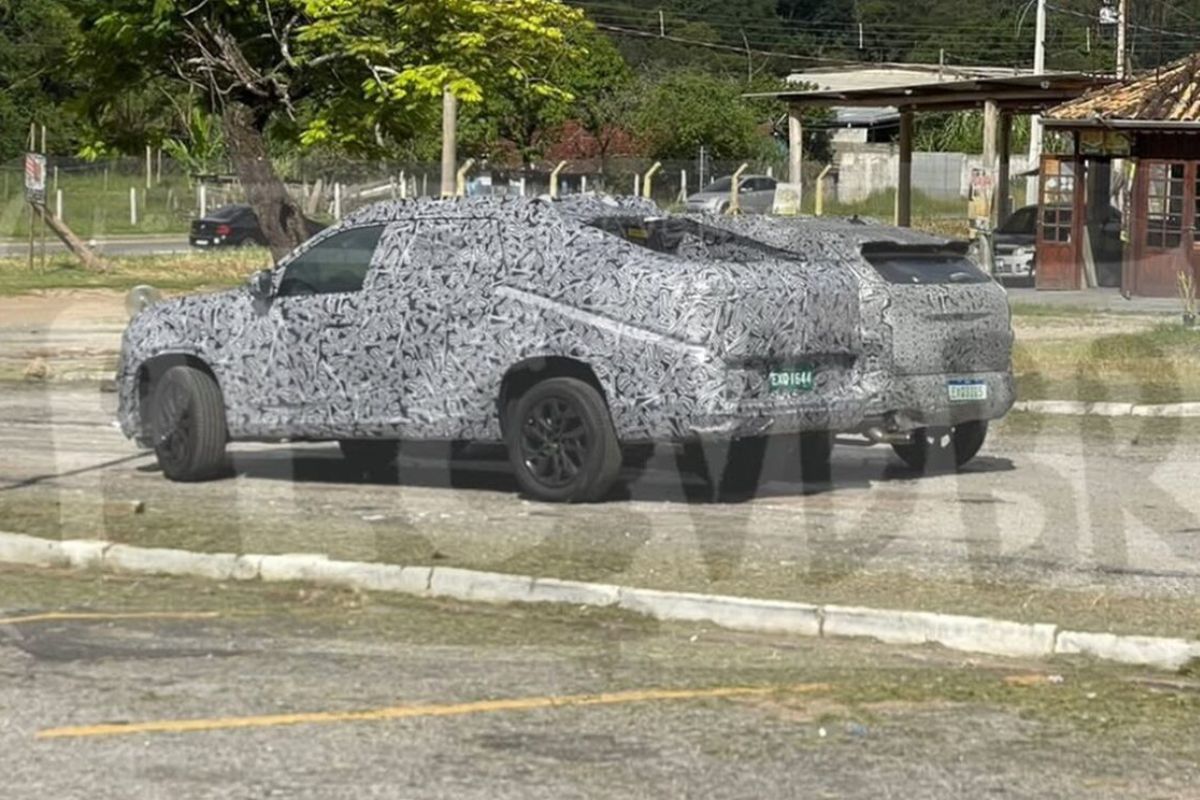 Imagem de Dacia Bigster e Renault Niagara estacionadas com camuflagem preto e branca