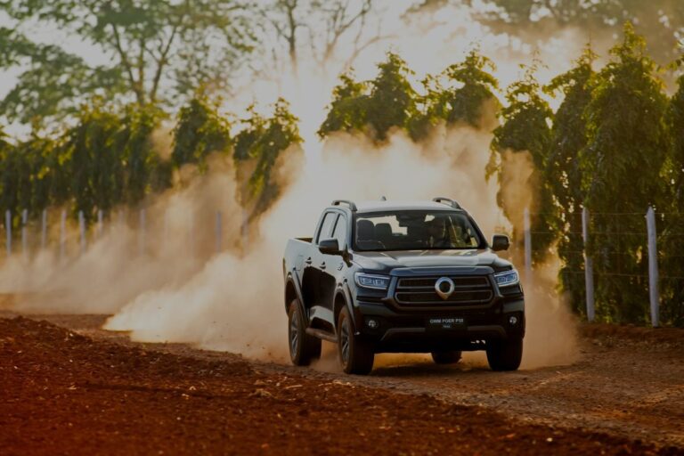 Poer P30 na estrada de terra