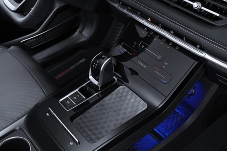 Interior do Tiggo 7; foco no câmbio