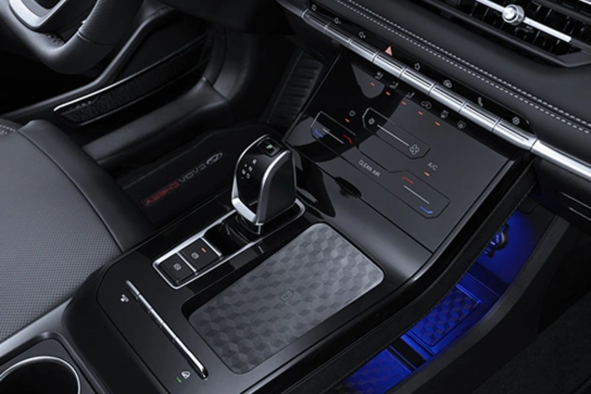Interior do Tiggo 7; foco no câmbio