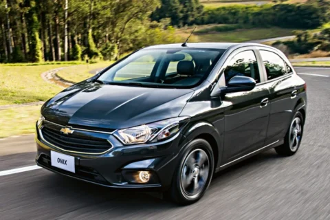 Onix vai pra cima do Polo e Argo: Chevrolet coloca hatch no preço de Mobi