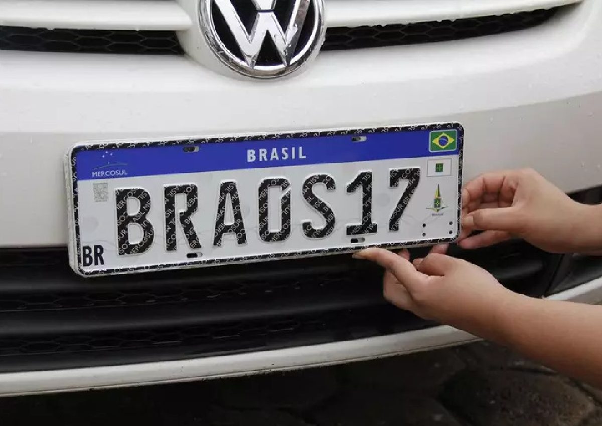 Placas com cidades podem voltar enquanto lei mira carros elétricos nas rodovias