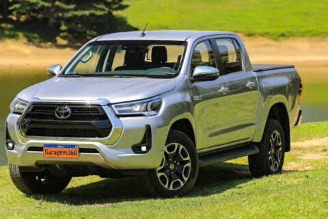 Hilux SRX oferece item raro sem custo; Titano cobra até R$ 2.431