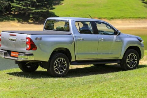 Hilux “beberrona” fica atrás de S10, Ranger e Triton na economia
