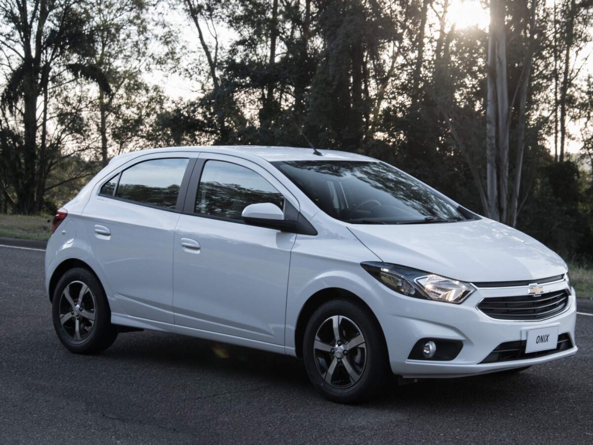 Onix vai pra cima do Polo e Argo: Chevrolet coloca hatch no preço de Mobi