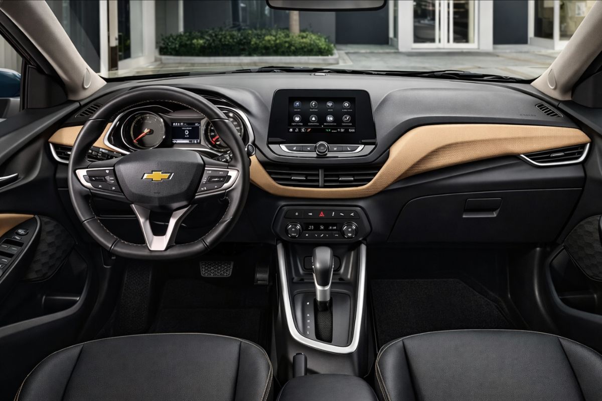 Onix Plus corta R$ 16.400 enquanto HB20 recua para R$ 120.690 e acirra disputa