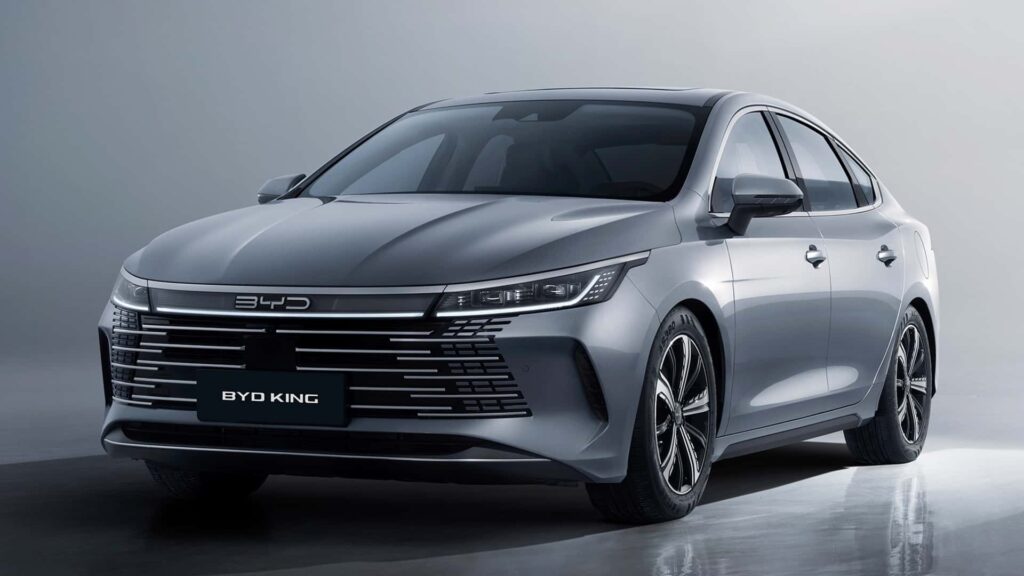 BYD anuncia desconto agressivo no King para superar Toyota Corolla
