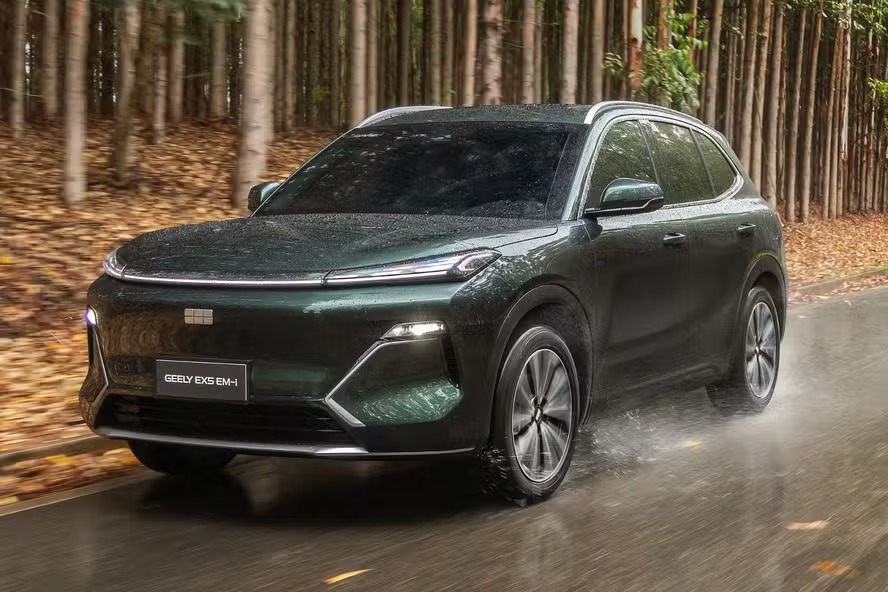 Geely EX5 de R$ 199 mil dá banho no Song Pro em alcance total e entre-eixos