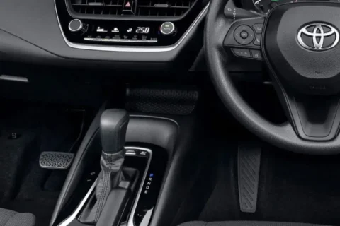 Toyota Corolla ganha nova versão com cinco pedais; Honda Civic apresenta novo conceito