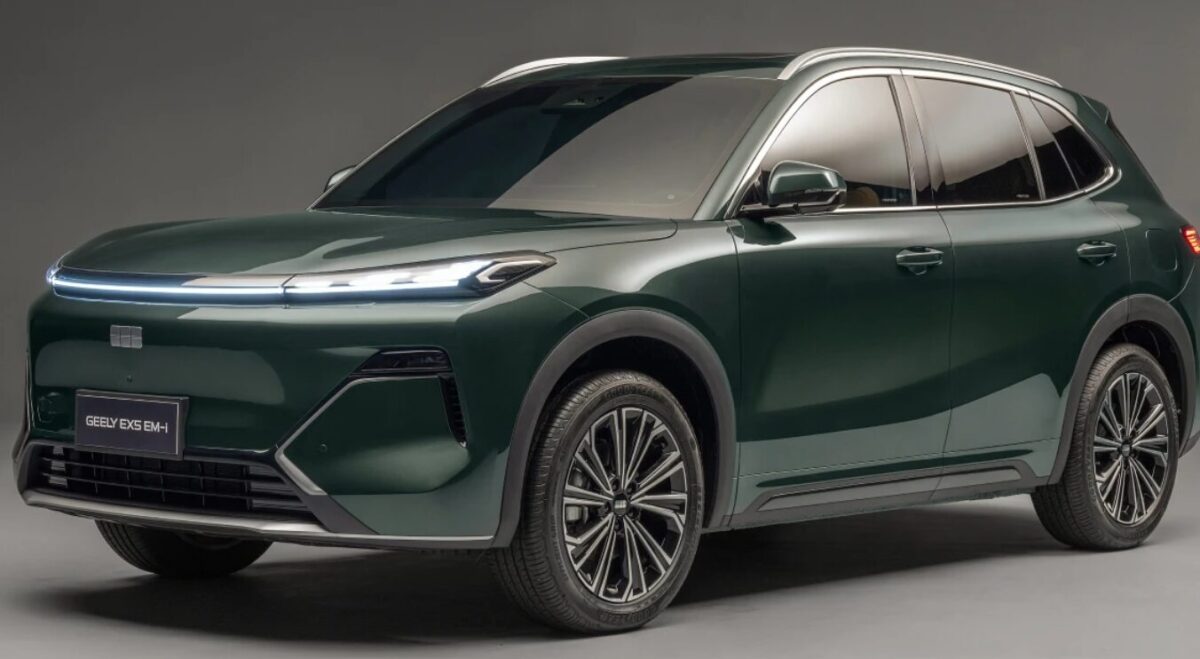 SUV híbrido da Geely terá versão flex nacional e estreia em 2026