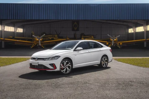 Jetta GLI ganha mais de R$ 30 mil de desconto para peitar BYD Seal e Honda Civic