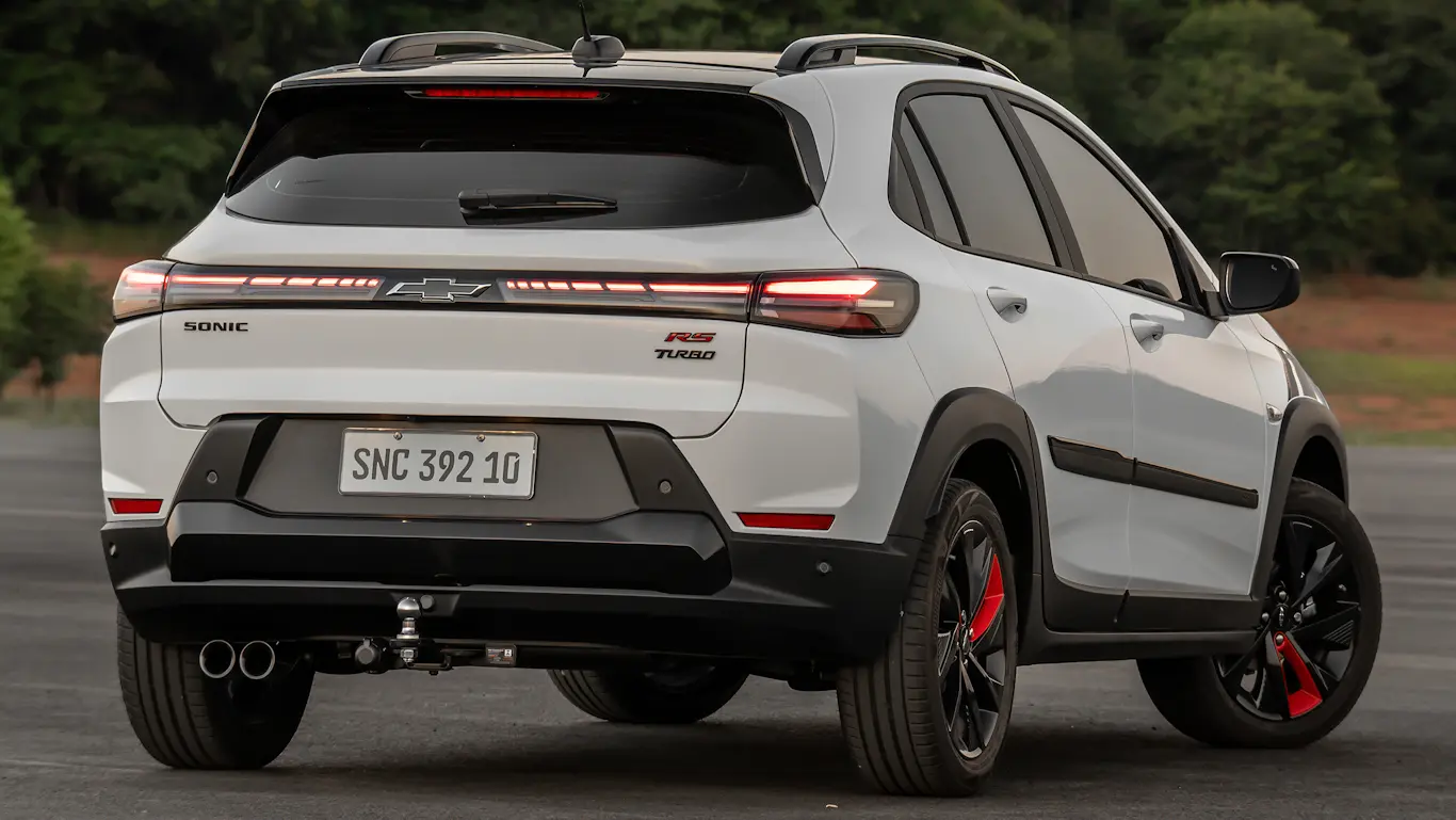 Crevrolet Sonic copia cabine do Onix, mas vem com detalhes exclusivos para roubar clientes do  Renault Kardian