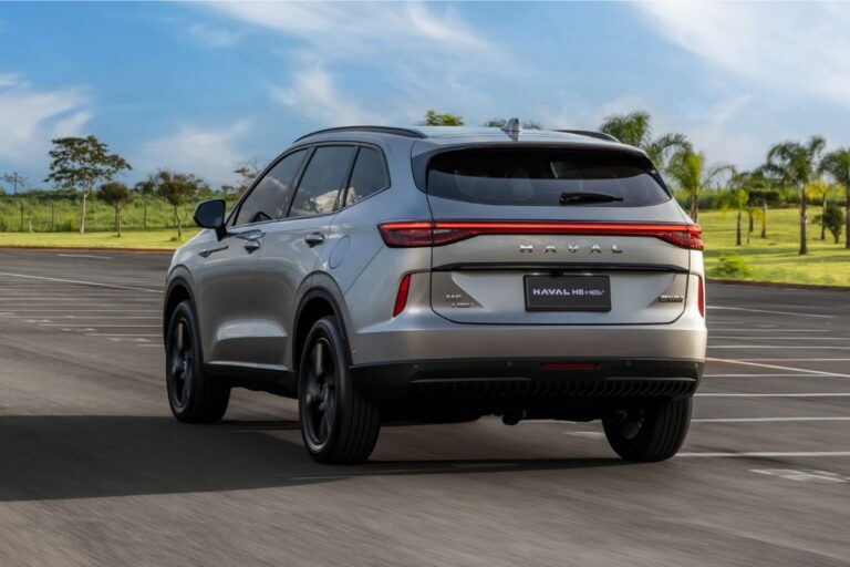 Haval H6 visto na estrada por trás