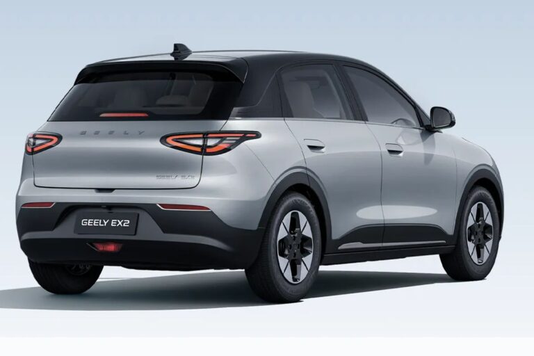 Geely EX2 visto por trás