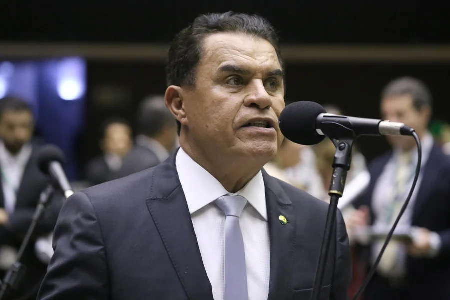 Deputado gasta  R$ 203 mil de verba pública para alugar SUV dos sobrinhos