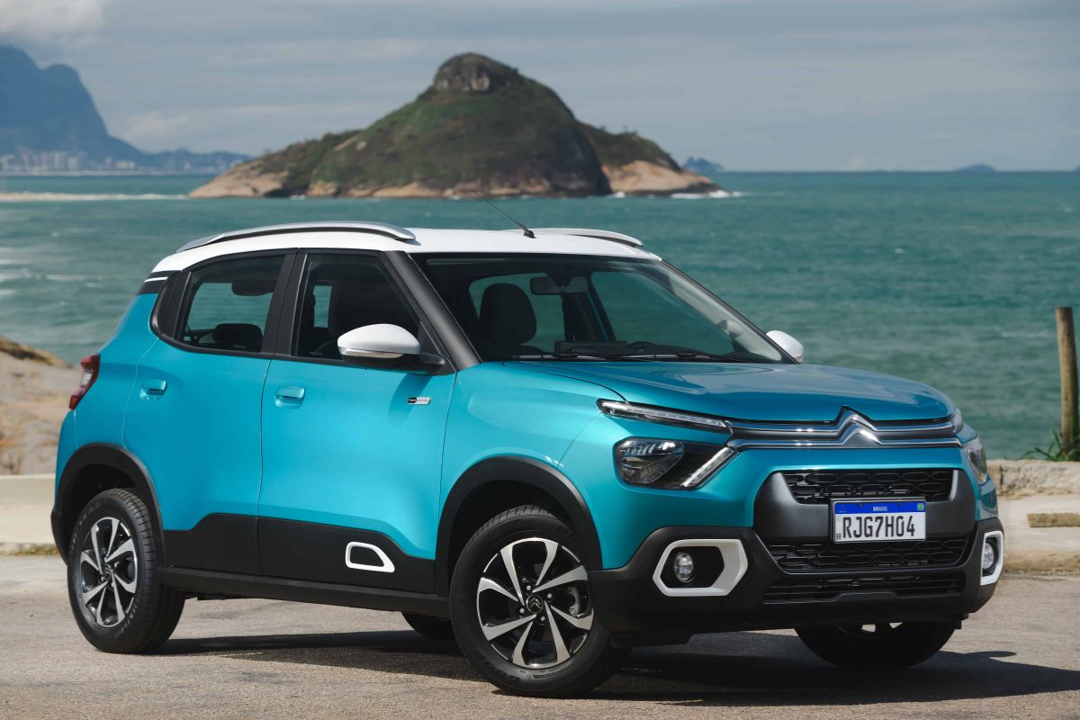 Citroën C3 azul na estrada