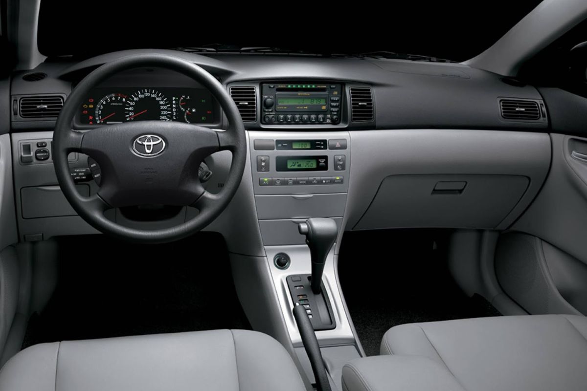 Interior do Toyota Corolla XEi 2003