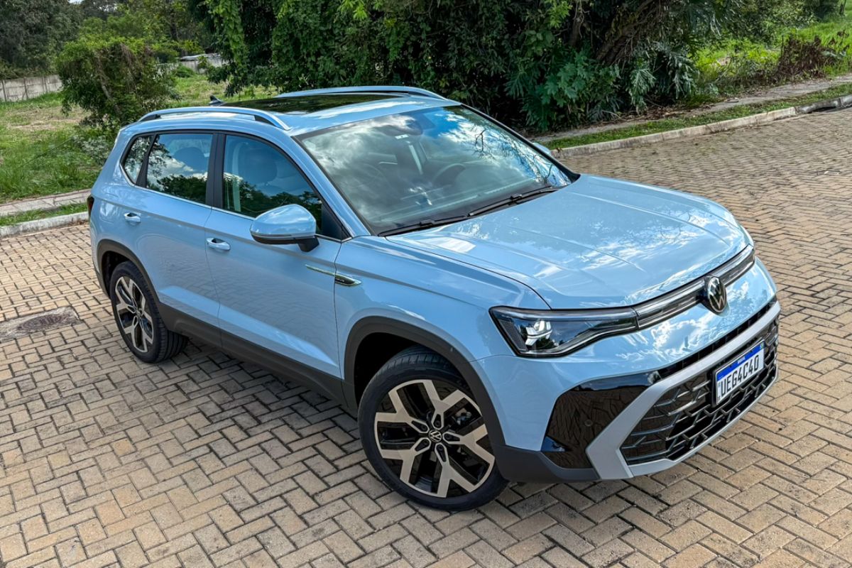 Volkswagen Taos Highline 2026 azul estacionado