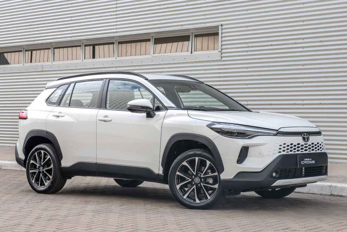 Corolla Cross tem suspensão simples e multimídia que parece de outra década