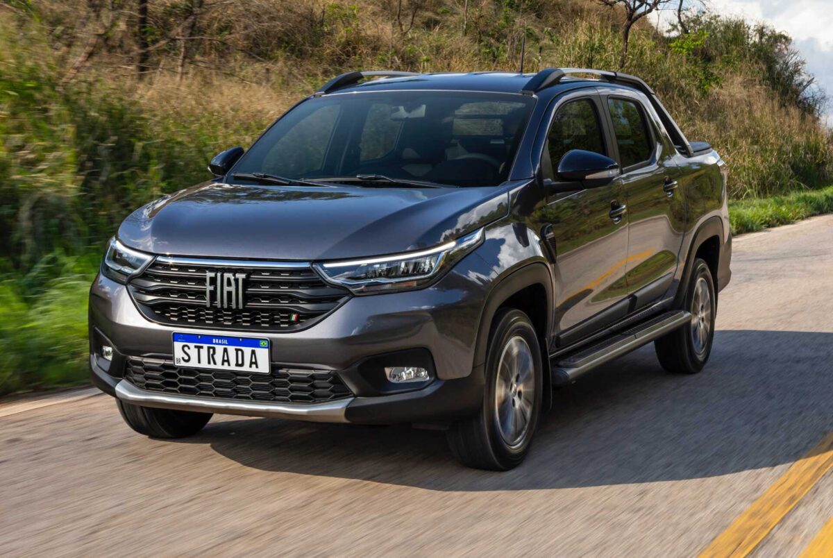 Fiat Strada usa muito plástico e deixa motoristas altos sem ajuste ideal