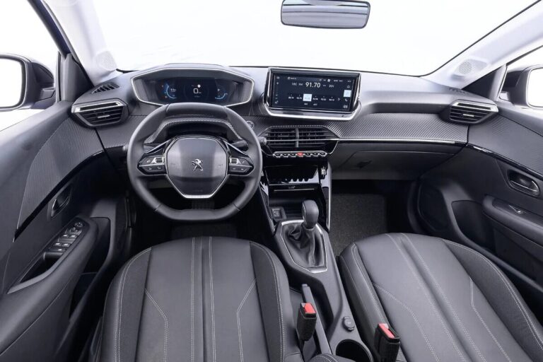 Peugeot 208 ganha desconto no valor e liga o alerta para fortes concorrentes.