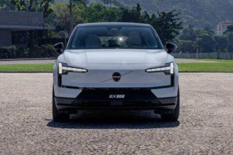 Volvo EX30 perde 14,2% da energia na tomada em teste do ADAC; wallbox reduz perda a 6,7%
