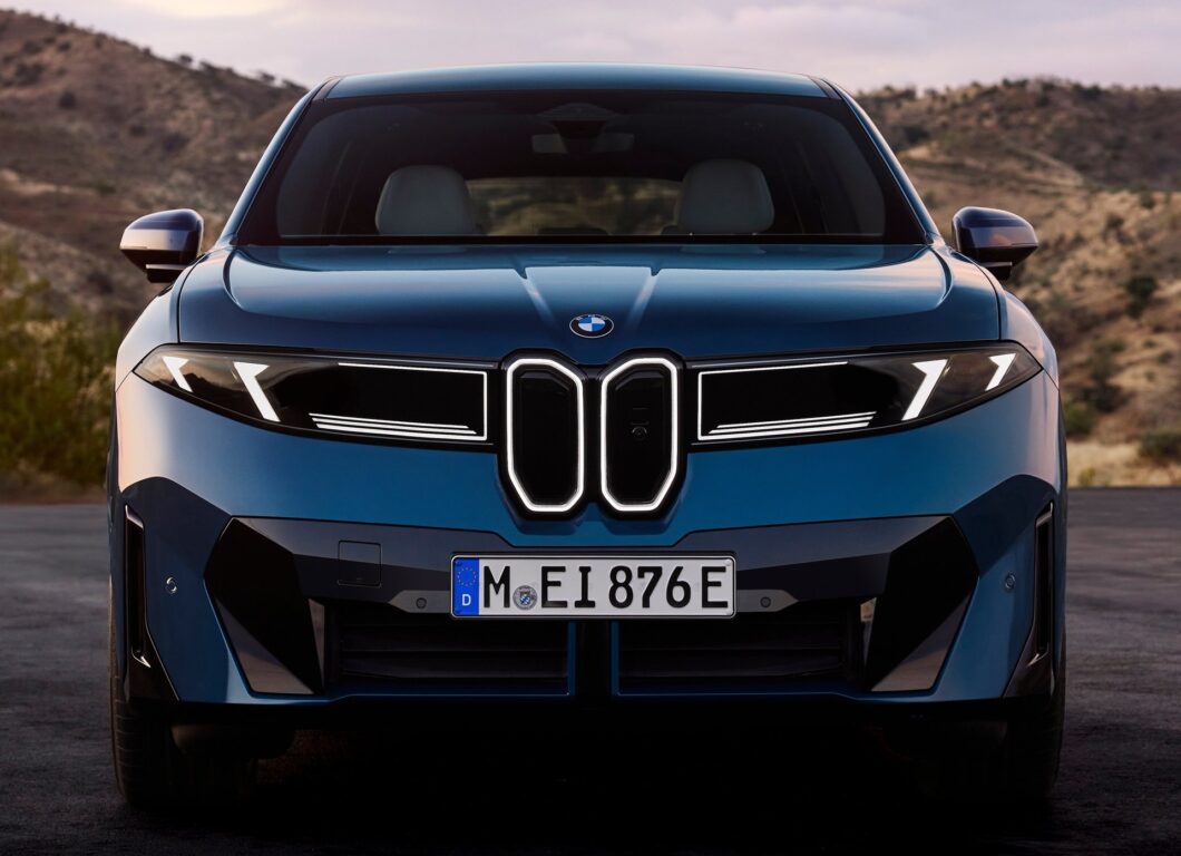 BMW iX3 chega a 50 mil unidades produzidas e se aproxima de 100 mil pedidos