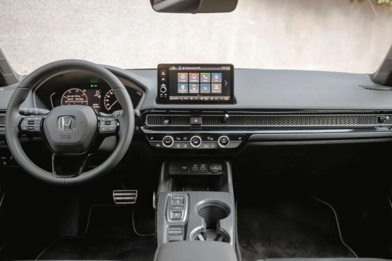 Interior do Honda Civic eHEV 2023