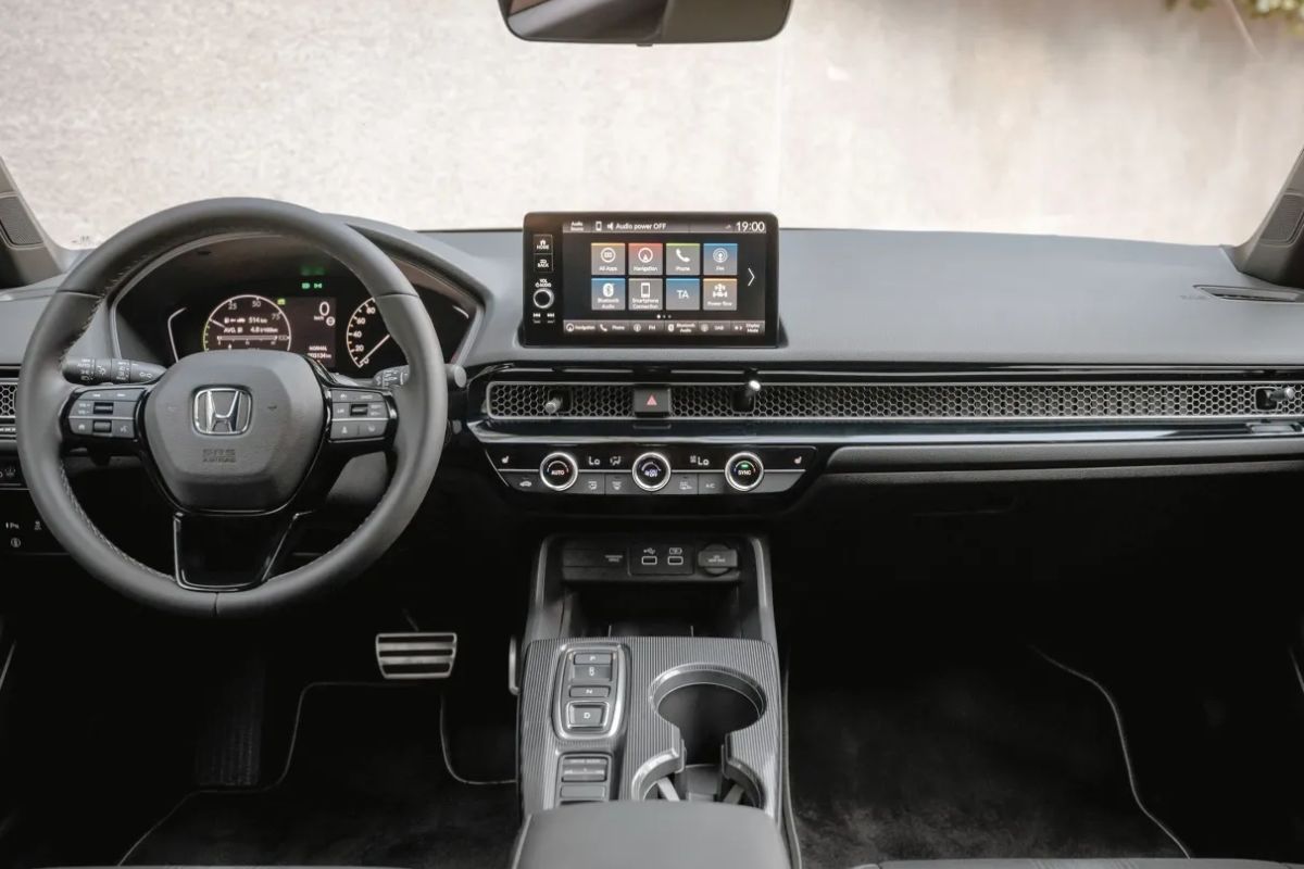 Interior do Honda Civic eHEV 2023
