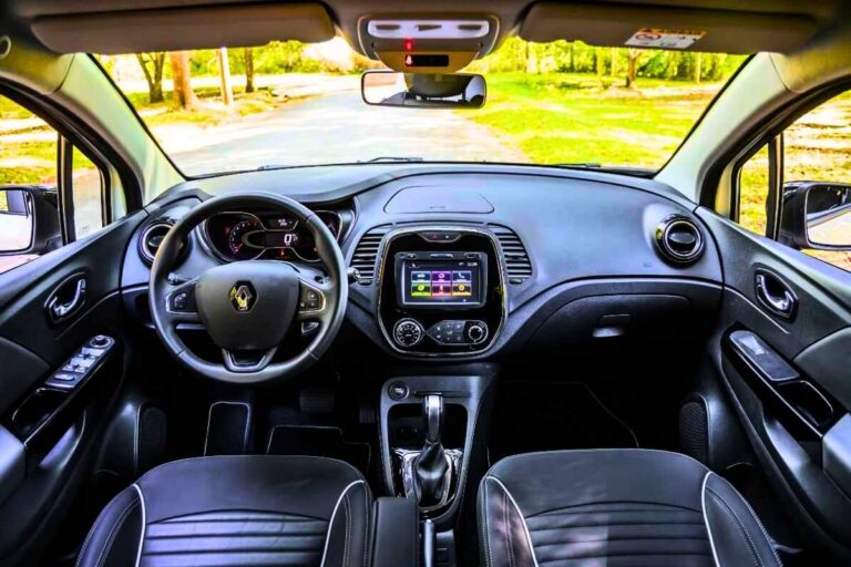Interior da Renault Captur Intense 1.6 CVT 2020