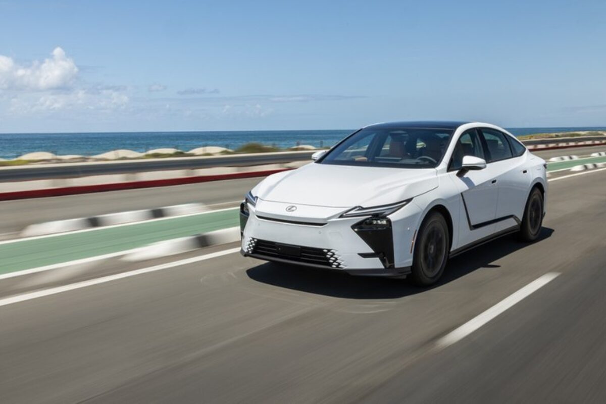 Lexus ES 350H é um carro de luxo que impressiona por design e tecnologia.