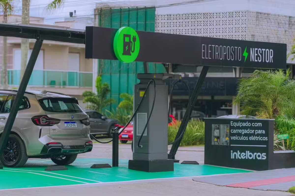 Eletropostos viram a nova sensação dos brasileiros que migram para carros elétricos.
