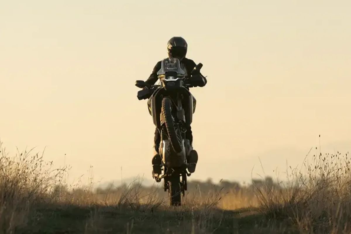 Um piloto em uma CFMoto Ibex 450
