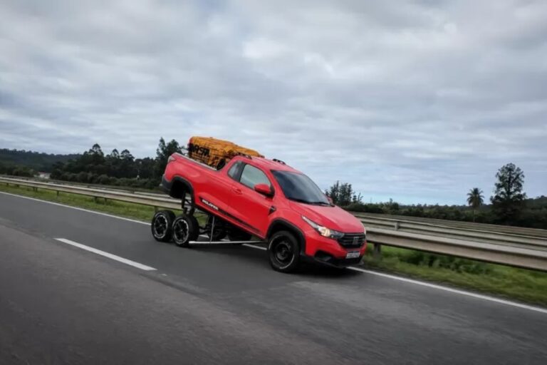Fiat Strada com três eixos e seis rodas