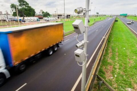 PL quer anular multas de radares escondidos e obrigar fiscalização visível no Brasil