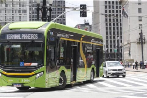 Ônibus elétrico dispara 89% no Brasil, mas caminhão elétrico recua 15% no mesmo período
