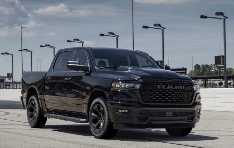 Ram 1500 preta em uma avenida movimentada